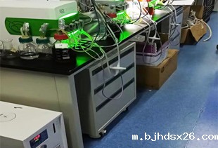1台小型冷水机为6台发酵罐提供冷却水